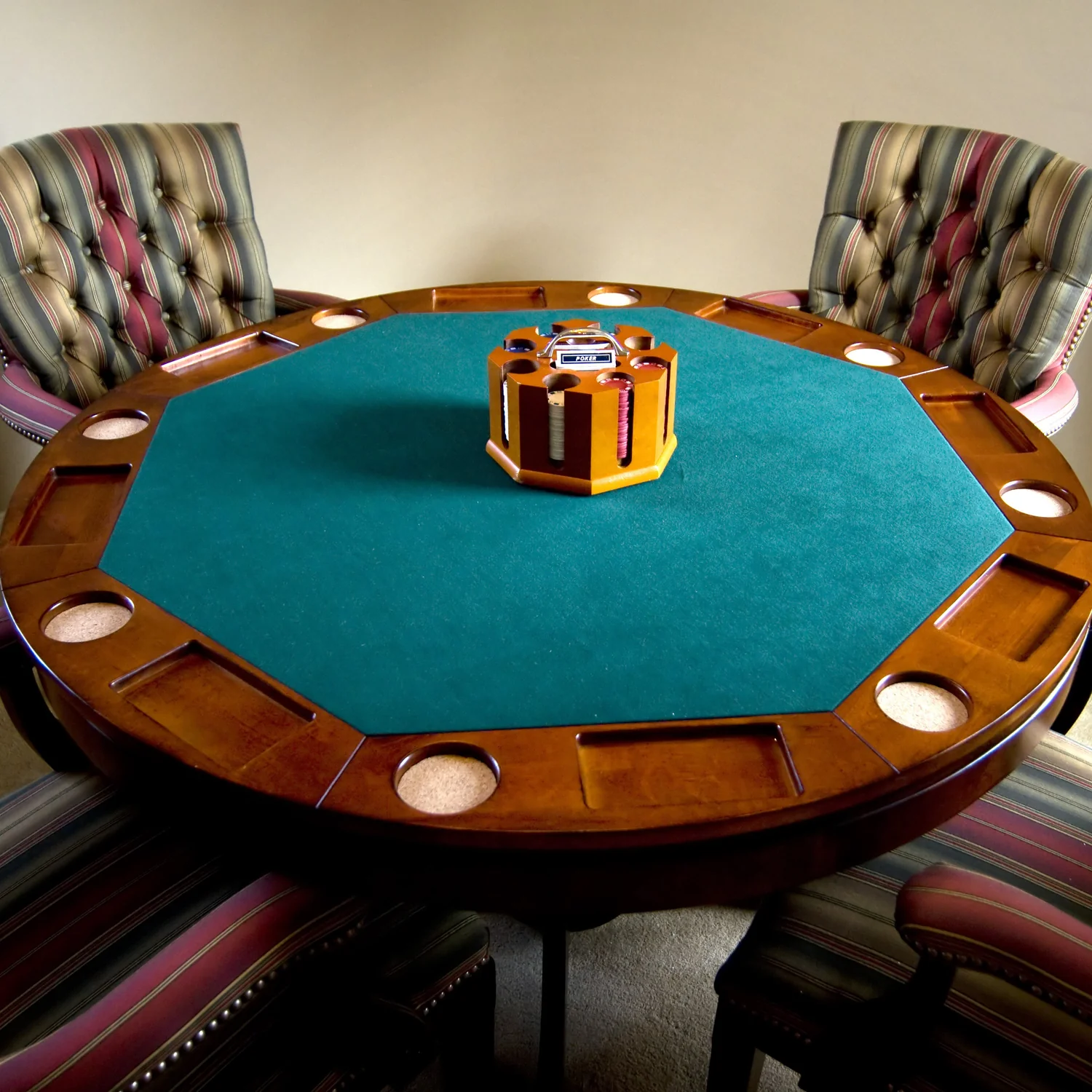 Duduk dan Mainkan Beberapa Kartu! Panduan untuk Kursi Meja Poker